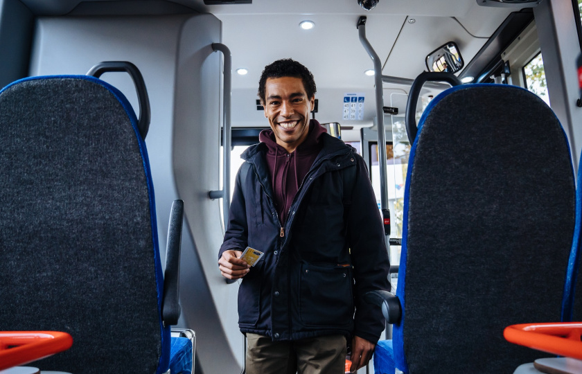 Man loopt naar zitplek in de bus