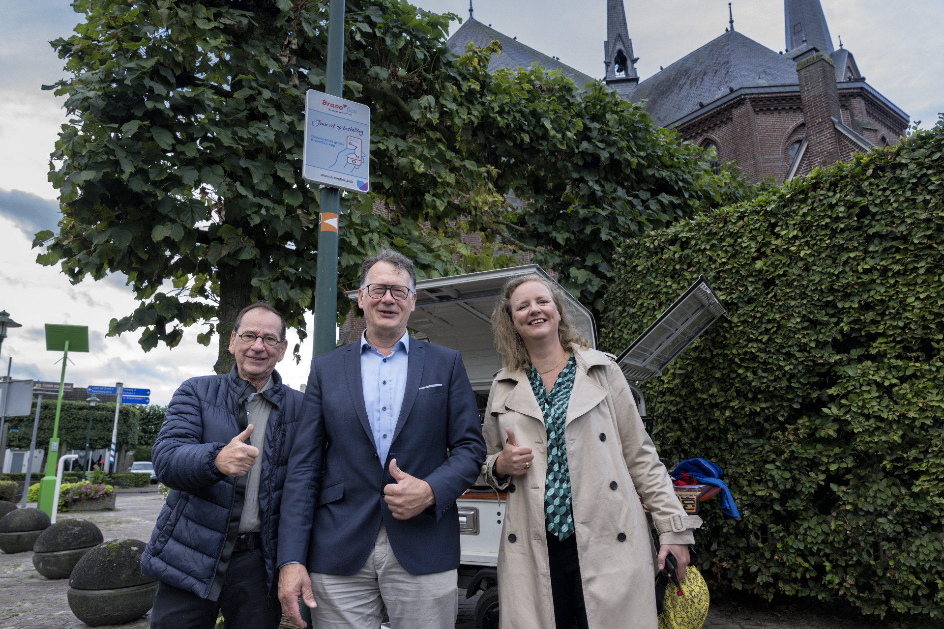 Wethouders Brekelmans (l), De Jong (m) en Van de Wiel (r) onthulden maandagochtend de drie nieuwe haltes in Dongen en De Moer en maakten de eerste rit