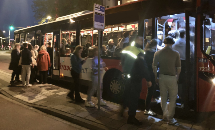 jongeren stappen in de nachtbus